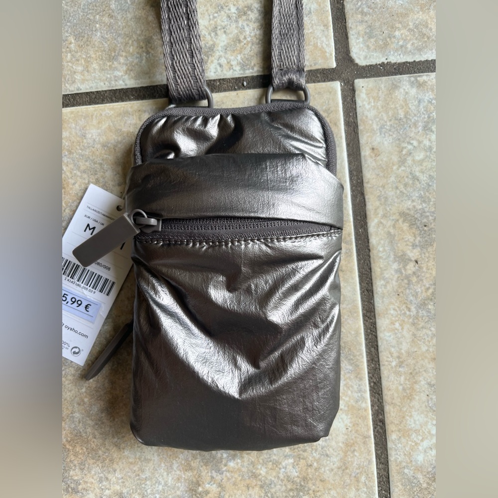 Porta móvil cremallera y correa ajustable. Pocket (zipper and adjustable strap.